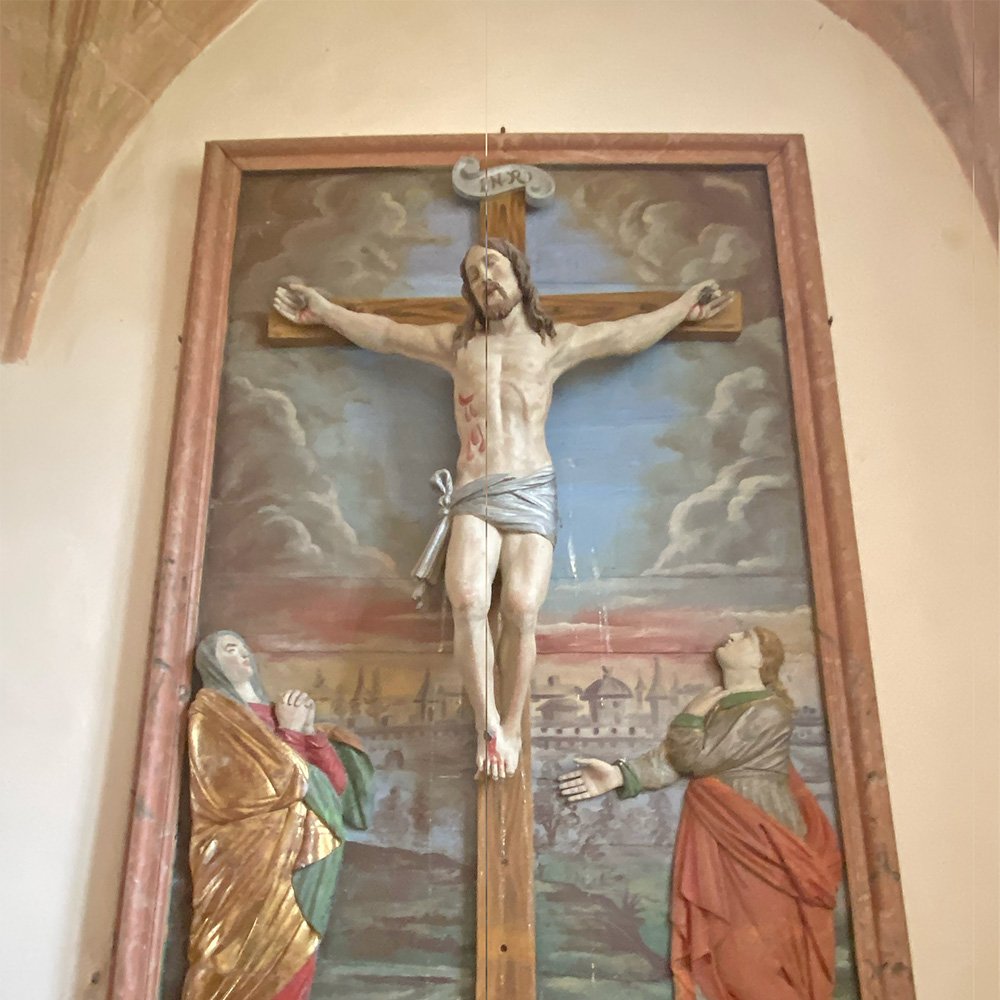Vue du bas relief et christ en ronde bosse de l'église de Saint-Agnan - Arnaud VILLEFRANQUE