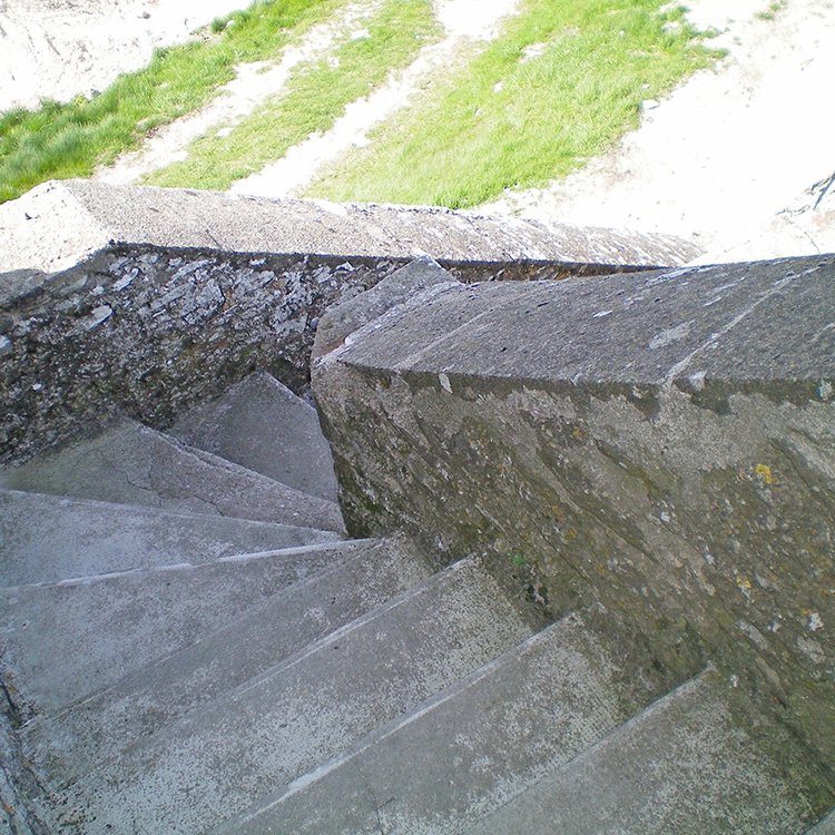 Vue en contre plongée de l'escalier d'accès à la tour de Peyrebrune - Arnaud Villefranque