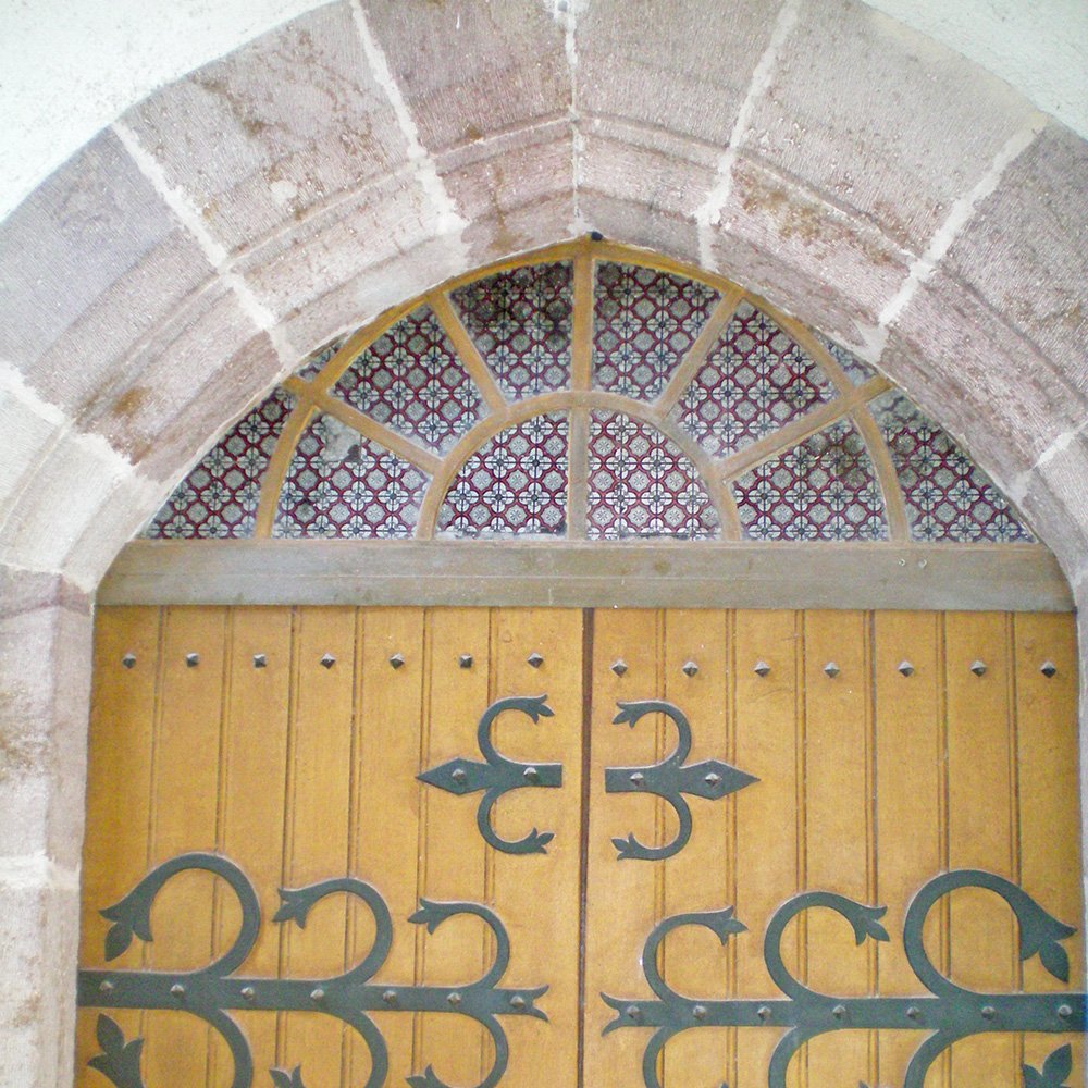 Porte d'entrée de l'église d'Alrance - Arnaud Villefranque