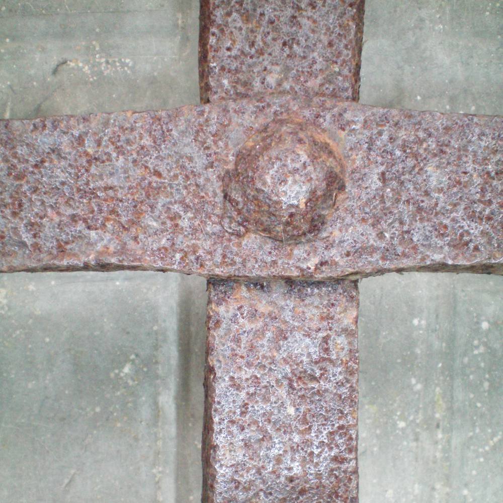 Détail de l'inscription INRI sur la croix miraculeuse de Salmiech - Arnaud Villefranque