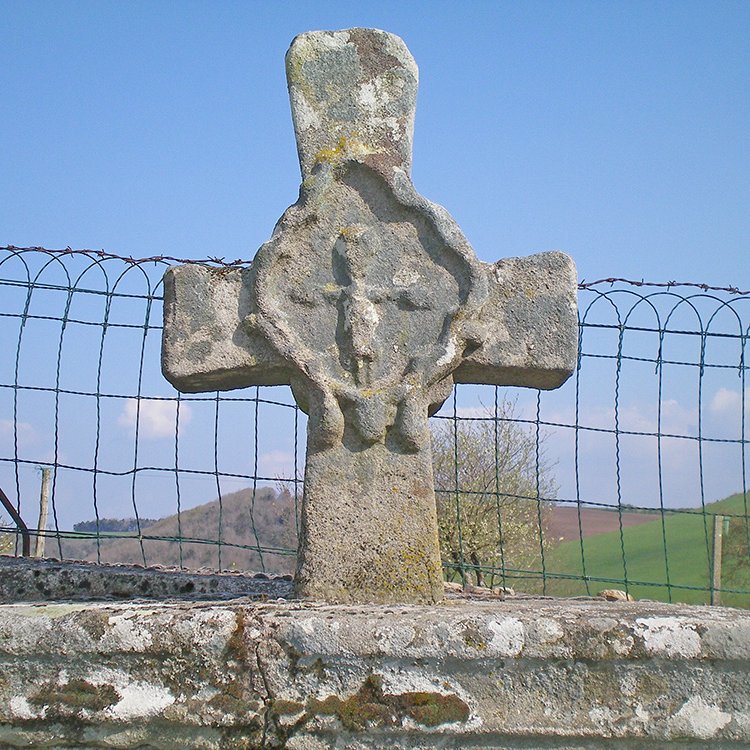 Vue générale de la croix en pierre représentant le Christ en Croix à Saint-Etienne-de-Viauresque - Arnaud Villefranque