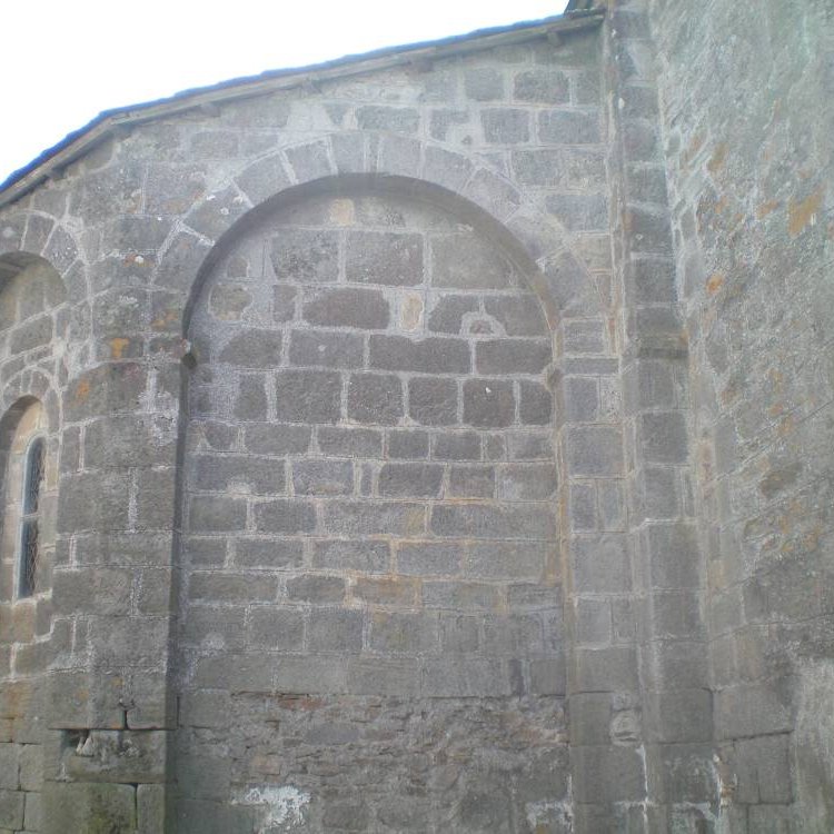 Vue extérieure du chevet roman de l'Église Saints-Abdon-et-Sennen de Mauriac - Arnaud Villefranque