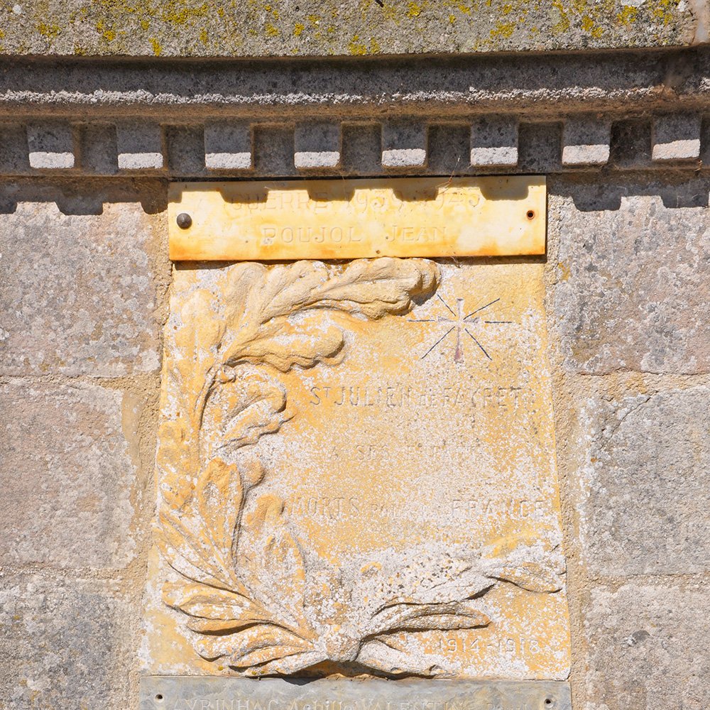 Vue de la plaque commémorative située sur la croix à proximité de l'Église Saint-julien De Fayret - Arnaud Villefranque