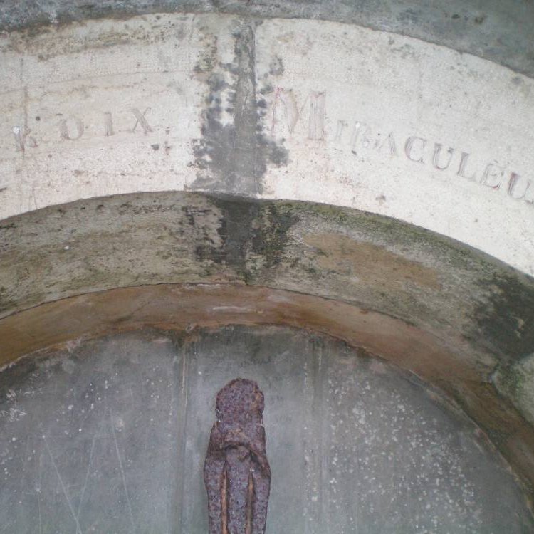 Vue de l'inscription croix miraculeuse sur la croix miraculeuse de Salmiech - Arnaud Villefranque