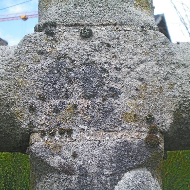 Détail de la date portée (1806) sur la croix de pierre à procimité de l'Église Saints-Abdon-et-Sennen de Mauriac - Arnaud Villefranque