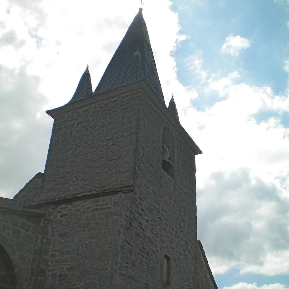 Vue générale du clocher de l'Église Saints-Abdon-et-Sennen de Mauriac - Arnaud Villefranque
