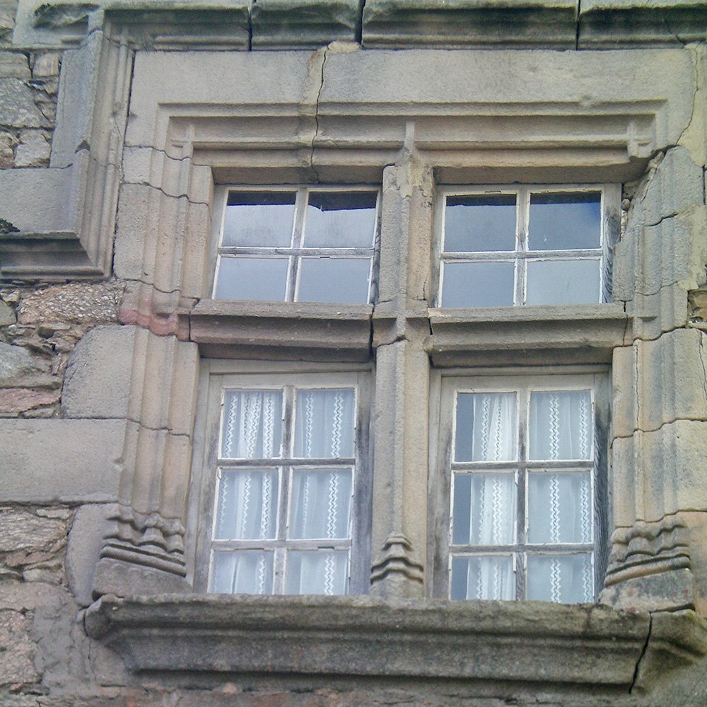 Fenêtre du grenier des évêques à Salles-Curan - Arnaud Villefranque